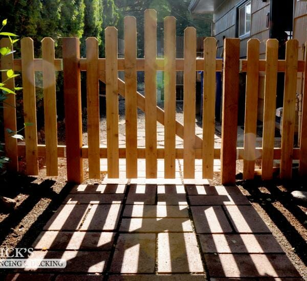 Cedar_Picket_DogEared_002