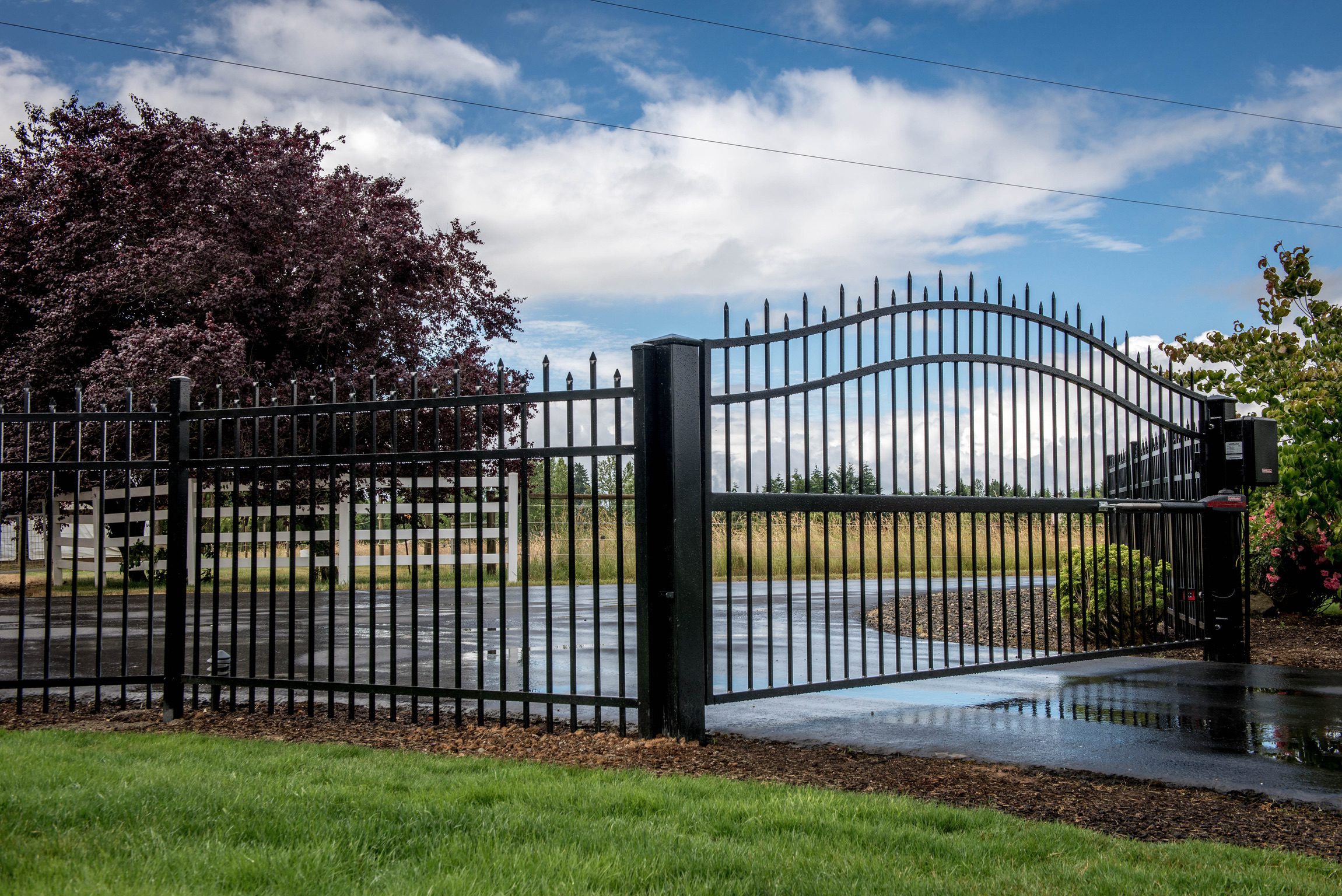 Single swing driveway gate