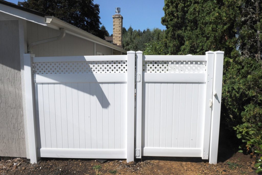single swing lattice top vinyl gate