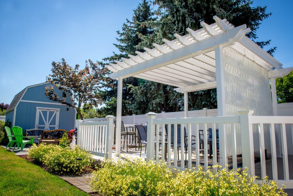 1050 Covers Pergolas Vinyl Vinyl pergola with screen