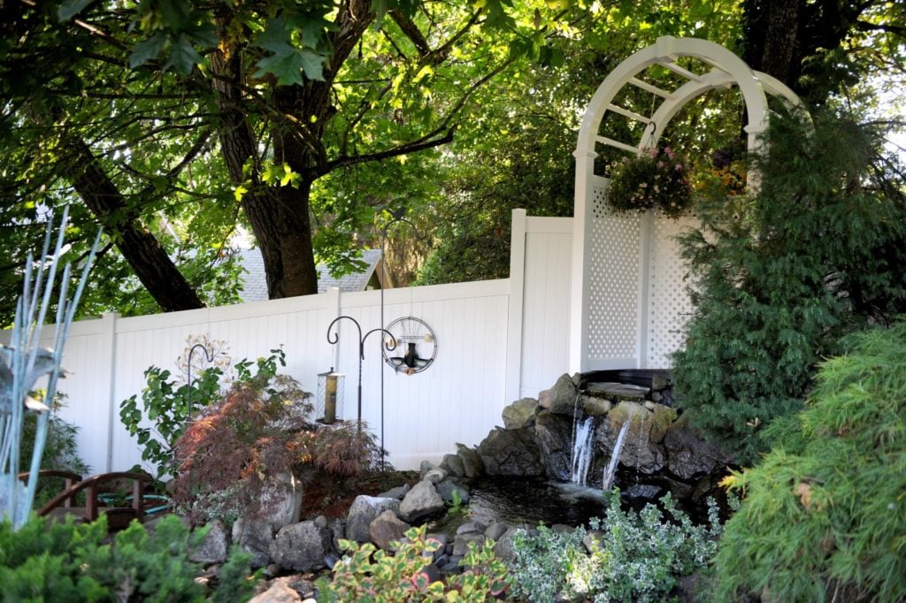 1044 Vinyl Privacy Fencing White vinyl privacy fence