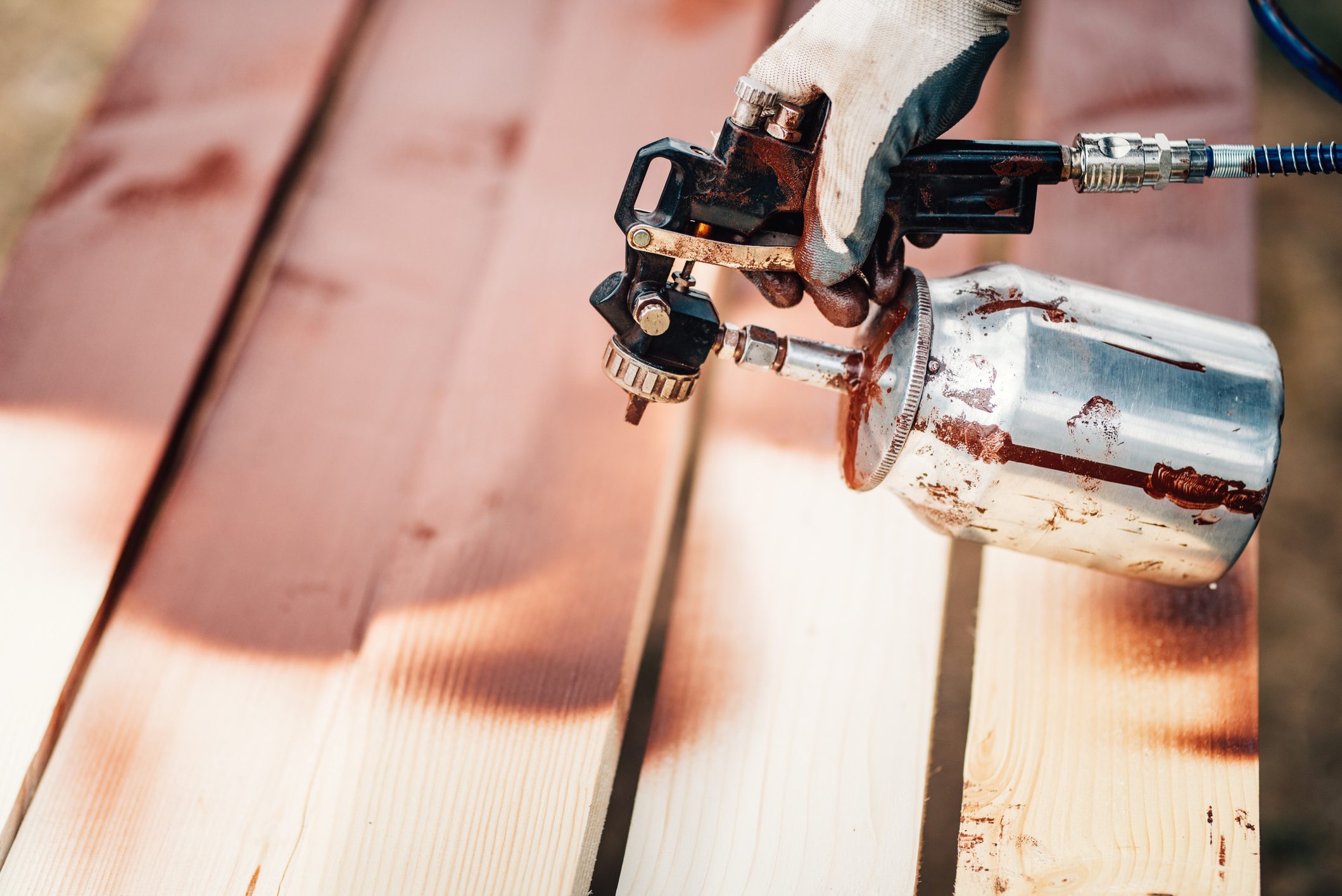 Spray gun for applying stain