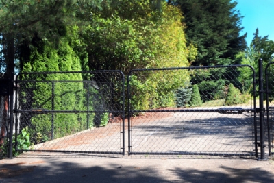 1031 Chain Link Fencing Black chain link gate