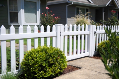 1032 Vinyl Picket Fencing Front yard white picket gate