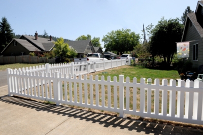 1036 Vinyl Picket Fencing Vinyl Picket Fencing with dog eared pickets