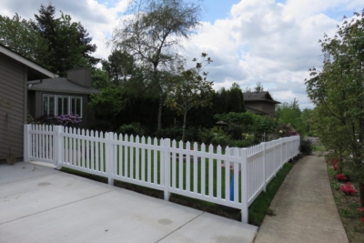 1042 Vinyl Picket Fencing Vinyl picket fence with spade pickets